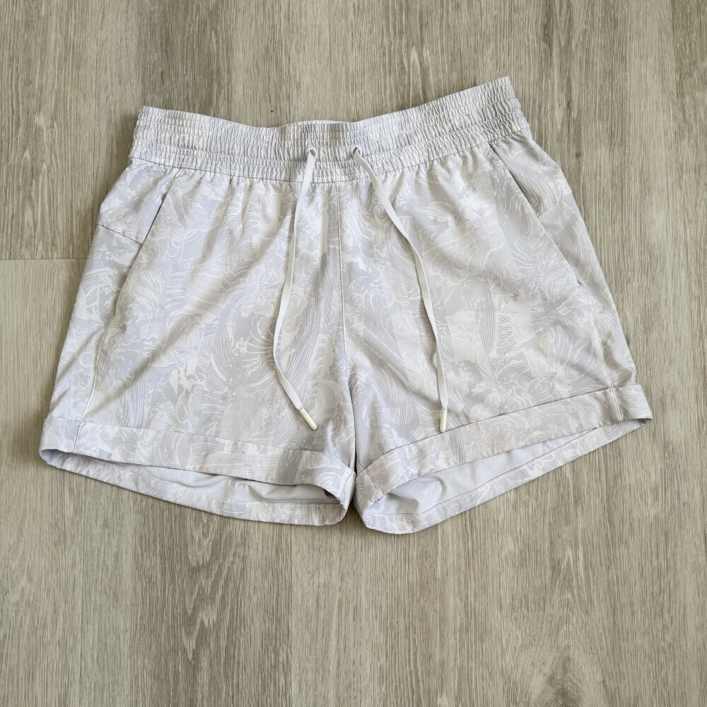 Lululemon Shorts Cuffed SPRING BREAK AWAY Size 6 Grey White Wave Print EUC